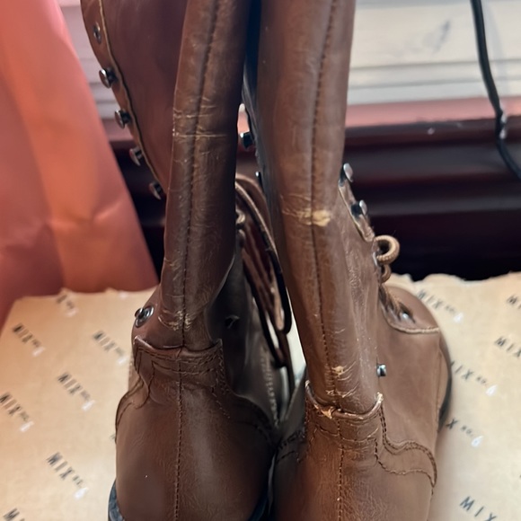 Brown boots - Picture 6 of 8